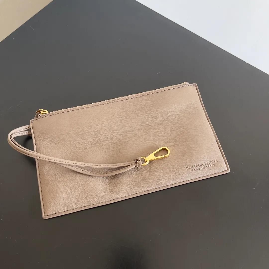 Batch 2120 30cm 𝗕𝗼𝘁𝘁𝗲𝗴𝗮 𝗩𝗲𝗻𝗲𝘁𝗮 ✨Extra large rectangular tote bag. Traditional woven elements, Intrecciato woven imported cow leather tote handbag with small card holder inside and connectable buckle inside. The whole bag is hand-woven from lambskin. 🌈Only make the highest-end products in the market, welcome to compare Size: 30*20*11.5cm Model: 652867.  Delivered from the factory with complete packaging